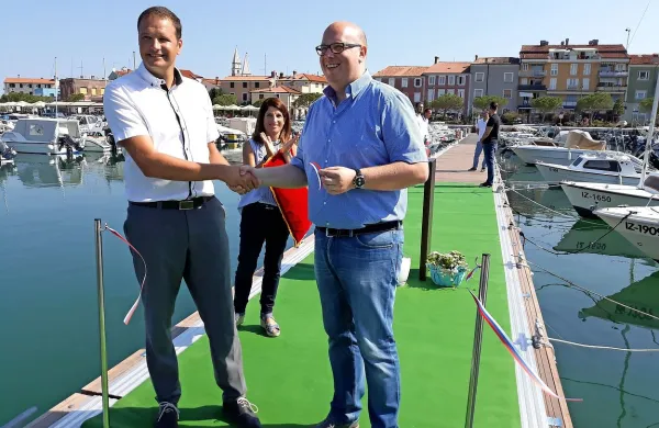 Nove podaljške plavajočih pomolov sta otvorila direktor Komunale Izola Denis Bele (levo) in podžupan Občine Izola Aleksej 
Skok.