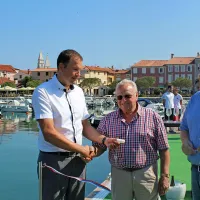 Ključe novega priveza so slovesno izročili tudi Guerrinu Ruzzierju 
(v sredini). Na njegovi levi Denis Bele, na desni pa novi izolski 
podžupan Aleksej Skok.