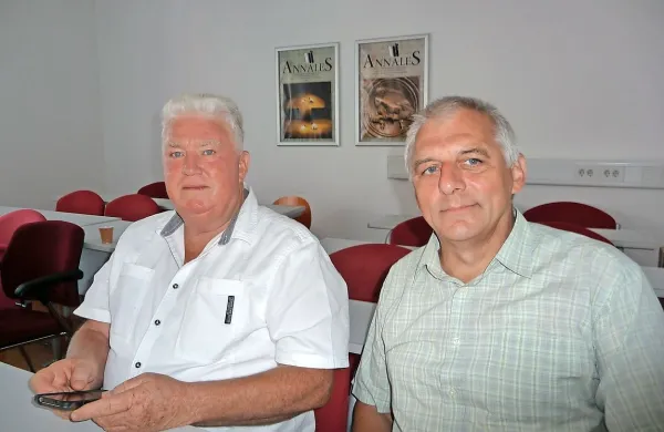 Ivan Ratoša (levo) in Andrej Piltaver pravita, da nasadi tartufov 
obrodijo po petih do desetih letih, po   30 letih pa  jih je treba 
obnoviti. Namakanje Piltaver priporoča  le ob hudih sušah. 