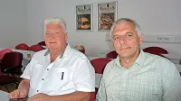 Ivan Ratoša (levo) in Andrej Piltaver pravita, da nasadi tartufov 
obrodijo po petih do desetih letih, po   30 letih pa  jih je treba 
obnoviti. Namakanje Piltaver priporoča  le ob hudih sušah. 