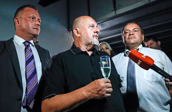 Predsednik SNS Zmago Jelinčič je premierja, ki opravlja tekoče 
posle, Mira Cerarja danes ovadil policiji. 
