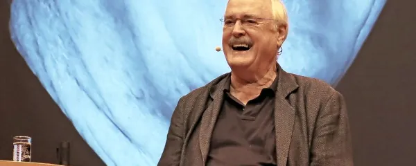Ljubitelj črnega humorja John Cleese se je najbolj razživel, ko je obiskovalcem pojasnjeval, kako bo kdo od njih umrl. 