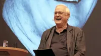 Ljubitelj črnega humorja John Cleese se je najbolj razživel, ko je obiskovalcem pojasnjeval, kako bo kdo od njih umrl. 