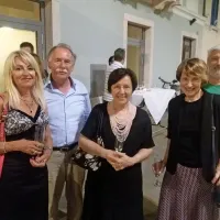 Kristina Menih, literarna avtorica, Vladimiro Dellore, novinar Radia Koper - Capodistria, Neva Zajc, 
alfa in omega poletnega festivala, Jasna Čebron, upokojena slovenistka, in v ozadju njen mož Rado 
Lipovec (z leve) so po predstavi nazdravili s kozarčkom rujnega.