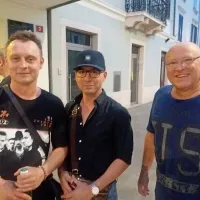Peter Srpčič, Mestno gledališče Ptuj, Marko Fereni, festival Zlatni 
lav Umag in Nace Junkar (z leve), glasbenik, so se pred gledališčem zadržali v prijetnem klepetu.