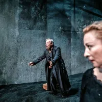 Aleš Valič in Nataša Barbara Gračner na odru koprskega gledališča.