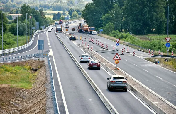 Na vipavski hitri cesti bo promet vsaj do avgusta potekal 
dvosmerno po enem smernem vozišču.