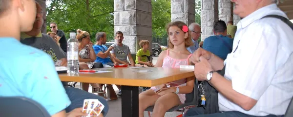 Briškola je igra za vse generacije, so poudarjali na turnirju v Novi Gorici. Najmlajša udeleženca sta dokazala, zakaj.   
