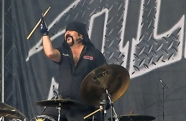 Vinnie Paul se je poslovil star 54 let.
