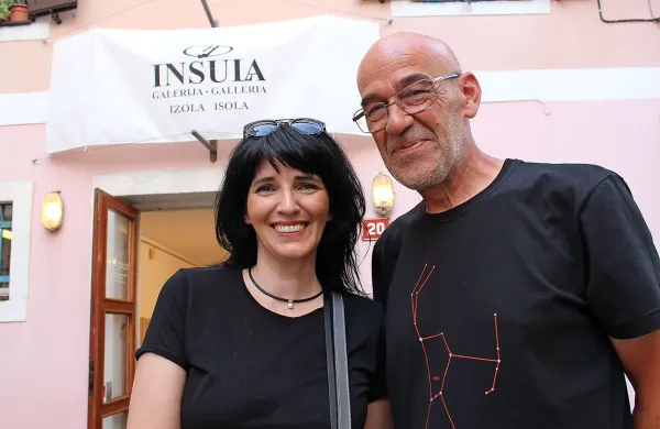 Beti Bricelj in Đanino Božić  pred galerijo Insula