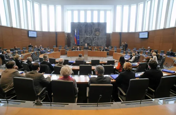 Z  včerajšnjo ustanovno sejo novega državnega zbora se je iztekel 
mandat dosedanjim poslancem.