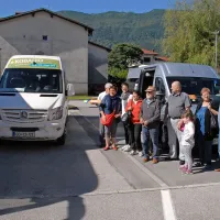 Pred kulturnim domom  v Kobaridu se je minibus iz Benečije srečal 
s kobariškim “hop-onom”.