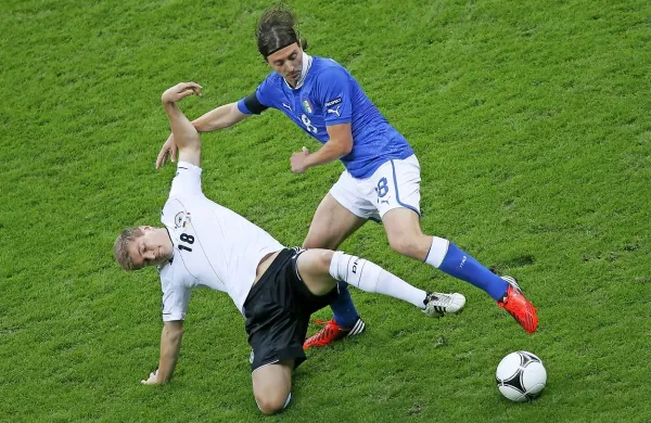 Toni Kroos (levo) je že vrsto let pomemben člen nemške izbrane 
vrste, ki se bo danes pomerila s Švedsko.