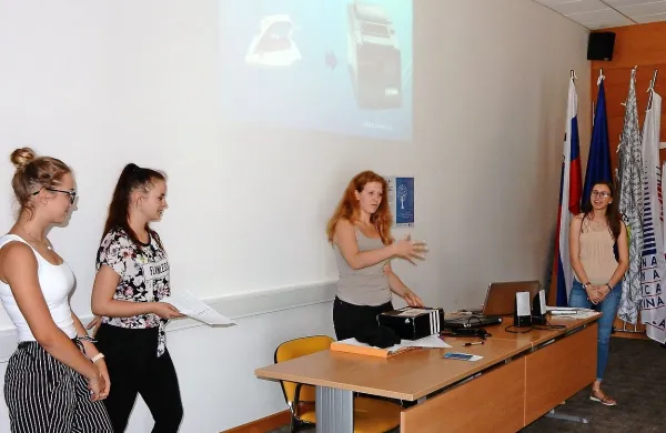 V “podjetju” Digitalko so razvili idejo digitalnega likalnika v obliki 
tiskalnika.