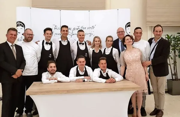 Ekipa Gostilne Sonja in predstavniki slovenske Istre ter veleposlanica Ksenija Škrilec.