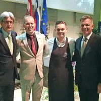 Vodja predstavništva STO v Avstriji Jan Ciglenečki, direktor 
Turističnega združenja Portorož Igor Novel, Dušan Brkič iz gostilne 
Sonja in direktor Turističnega združenja Izola Dean Kocjančič (z 
leve) na predstavitvi destinacije slovenska Istra v dunajskem 
Novomatic Forumu. 