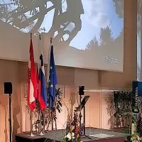 Na  zaslonih so  predvajali istrske promocijske video posnetke.