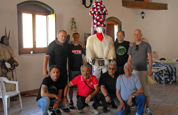 Podgrajski škoromati (prvi z desne stoji  njihov predstavnik Edvard Petrač, drugi z leve je Vili Surina) 
so prijateljem na jugu Italije za njihov novi muzej darovali zgončarja v naravni velikosti.