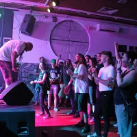 Punkersko-balkanska ma&scaron;a za nasmehe do u&scaron;es