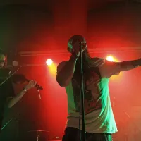Punkersko-balkanska ma&scaron;a za nasmehe do u&scaron;es