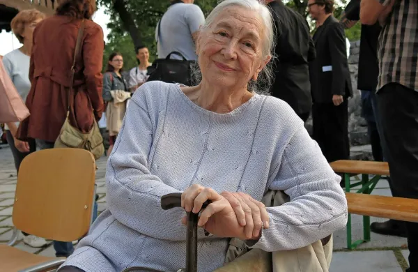 Štefka Drolc  leta 2014 med Poklonom Ivanki Mežan pred muzejem  filmskih igralcev v Divači 