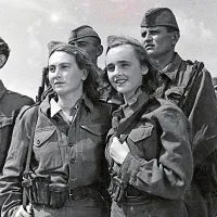 Leta 1948 je Štefka Drolc (v sredini) kot Tildica nastopila v prvem slovenskem celovečernem filmu 
Na svoji zemlji; na njeni levi soigralka Majda Potokar.