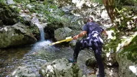 Pripadniki državne enote za varstvo pred NUS so se takoj pripeljali 
k Ročici in na varno odstranili 18,9 kilograma NUS.