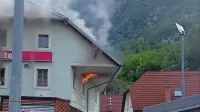 Gasilci so prodirali tudi skozi okna, skozi katera je švigal ogenj. 