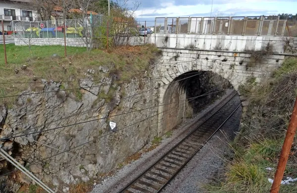 Namesto kamnitega mosta čez železnico v Rodiku bodo zgradili 
novega, betonskega, ki pa bo višji, daljši in precej širši.  