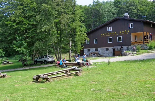 Vojkova koča na Nanosu nudi zavetje in okrepčilo, pred njo pa so v senci  in na soncu lepo urejena 
počivališča.

