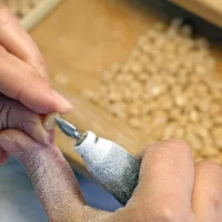 Z razvojem in uporabo 3D tiskanja bo velika večina ročnega dela v 
laboratoriju po mnenju direktorja izginila, ne pa povsem.