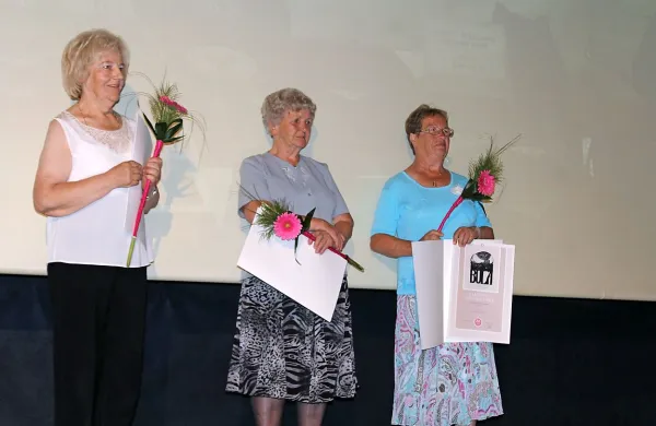 Marica Jereb, Albina Štucin in Anica Uršič (z leve), prvo nagrajene 
varuhinje idrijske čipke.