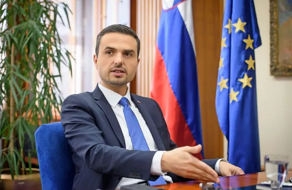 Matej Tonin:  “Če je možno, da sem jaz postal predsednik 
državnega zbora, potem je možna tudi kakšna taka neverjetna 
koalicija, ki se morda danes zdi še misija nemogoče.”