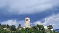 Ko se v ozračju zgostijo vodni hlapi  ali kristalčki ledu, nastanejo 
oblaki in v teh dneh jih lahko občudujemo  v najrazličnejših 
oblikah. 
