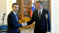 Predsednik DZ Matej Tonin (levo) je včeraj Pahorja obvestil, da  nekatere poslanske skupine potrebujejo  še nekaj 
časa za medsebojna  posvetovanja o sestavi koalicije.