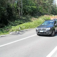 Tisoče in tisoče potnikov na glavni cesti pod Brkini je mesece 
vozilo dobrih 20 metrov od trupla.