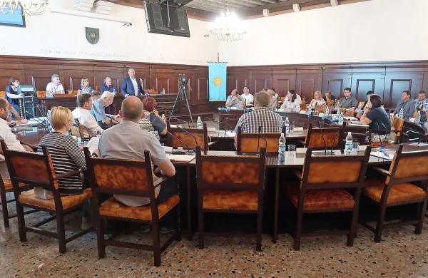 Svetniki Mestne občine Koper so soglasno podrli predloge pogojev 
za podaljšanje prvega pomola v pristanišču. Med zahtevami so 
umik Luke Koper z nultega pomola, oblikovanje okoljskega sklada 
in pridobitev nekdanjega skladišča.