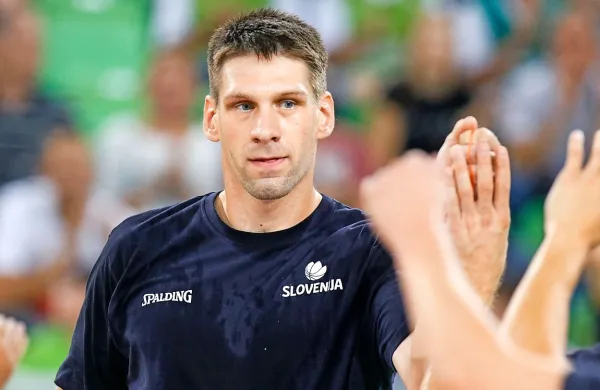 Slovenija ima pred domačima tekmama novo veliko težavo - ostala je brez kapetana Gašperja 
Vidmarja.