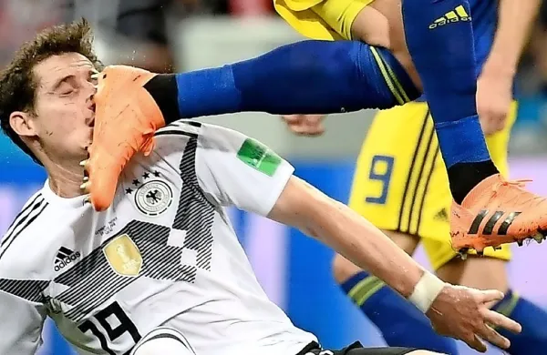 Nemci (v belem) so z izpadom po skupinskem delu svetovnega 
prvenstva prejeli boleč udarec.  