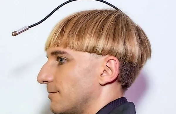 Antena, vgrajena v lobanjo, Neilu Harbissonu omogoča, da barve 
zaznava kot glasbene tone.
