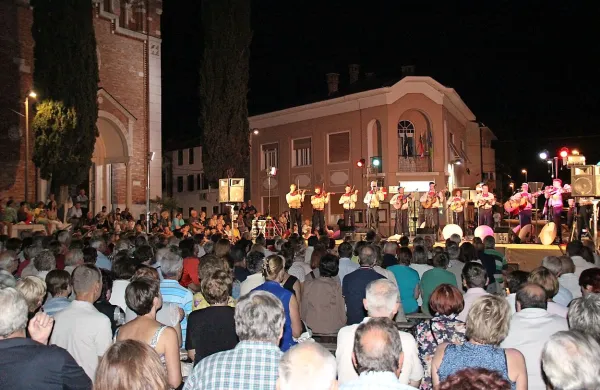 Na osrednjem šempetrskem trgu se spet prižigajo festivalske 
luči. 
