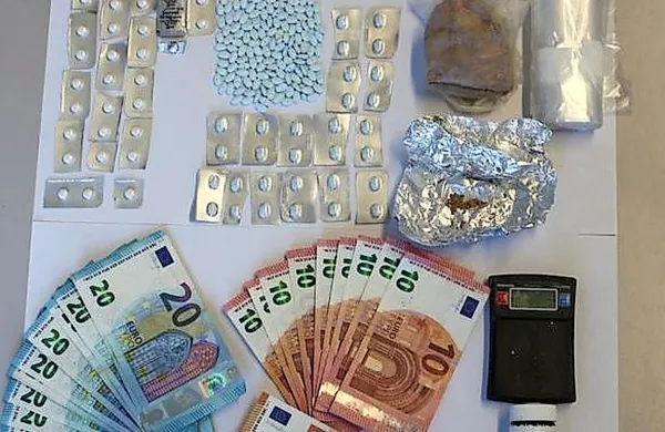 Orožniki so  Novogoričanoma zasegli heroin, tablete, denar in še 
nekaj drugih stvari. 