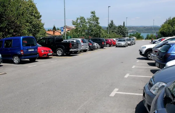 Plačljiv režim parkiranja pri Osnovni šoli Antona Ukmarja na 
Markovcu bo veljal med tednom - od ponedeljka do petka med 7. 
in 16. uro.