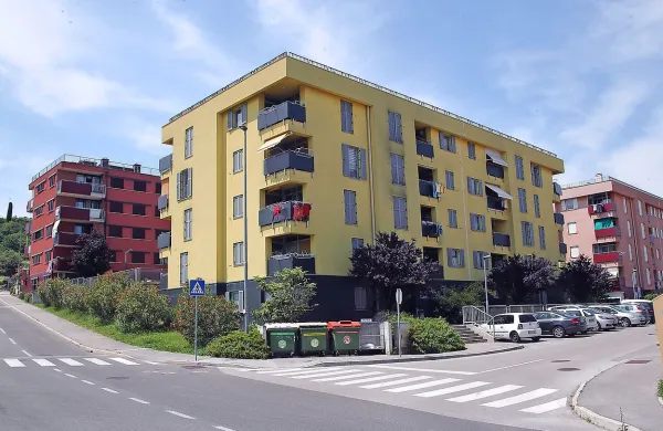 Stanovanjski bloki z neprofitnimi stanovanji nad Dolinsko cesto v 
Kopru.