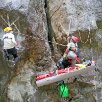 Moč je pri reševanju iz jam pomembna, a brez znanja, izkušenj in 
previdnosti ne gre. 