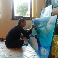  Sinji vrh umetnikom nudi mir in navdih za ustvarjanje. Minuli 
teden je tam slikal tudi Noriaki Sangawa, japonski umetnik, ki živi  
v Ljubljani. 