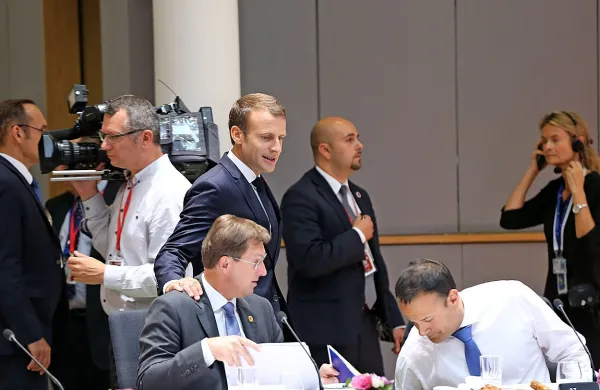 Voditelji 28 članic EU so se po maratonskih pogovorih naposled le 
dogovorili  o skupnem pristopu za obravnavo migracij. 