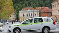 Taksiji v Kopru morajo biti bele barve,  Cammeovi imajo zelen 
napis.   
