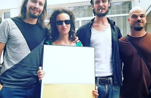 Nagrado občinstva za Realiste so prevzeli (z leve)  igralci Jure 
Kopušar, Urška Taufer in Matija Rupel ter avtor  Jure Karas.  