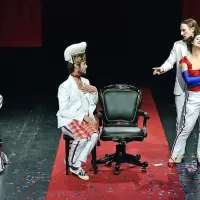 Prizor iz Realistov:  uspešnica skupine Queen Bohemian Rhapsody 
na primer zazveni kot oda mami, od katere se sinček noče ločiti, 
saj je življenje odraslega zanj pretrdo, preveč - realno.